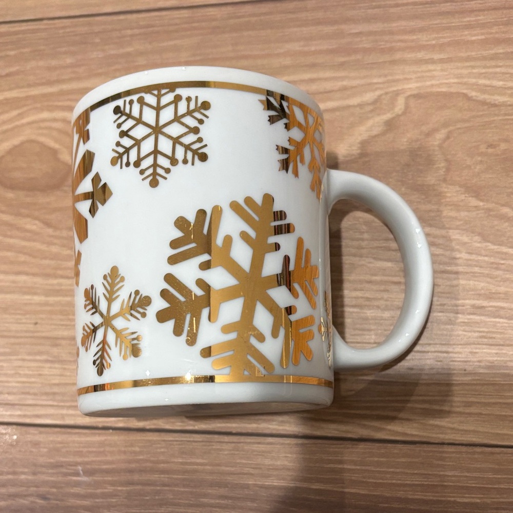 Vintage Gold and White Snowflake Mug